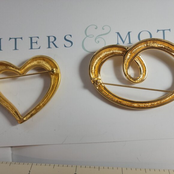 Mother and Daughter Gift Hearts "I share my Heart with my Daughter" Two Brooches - Picture 6 of 9